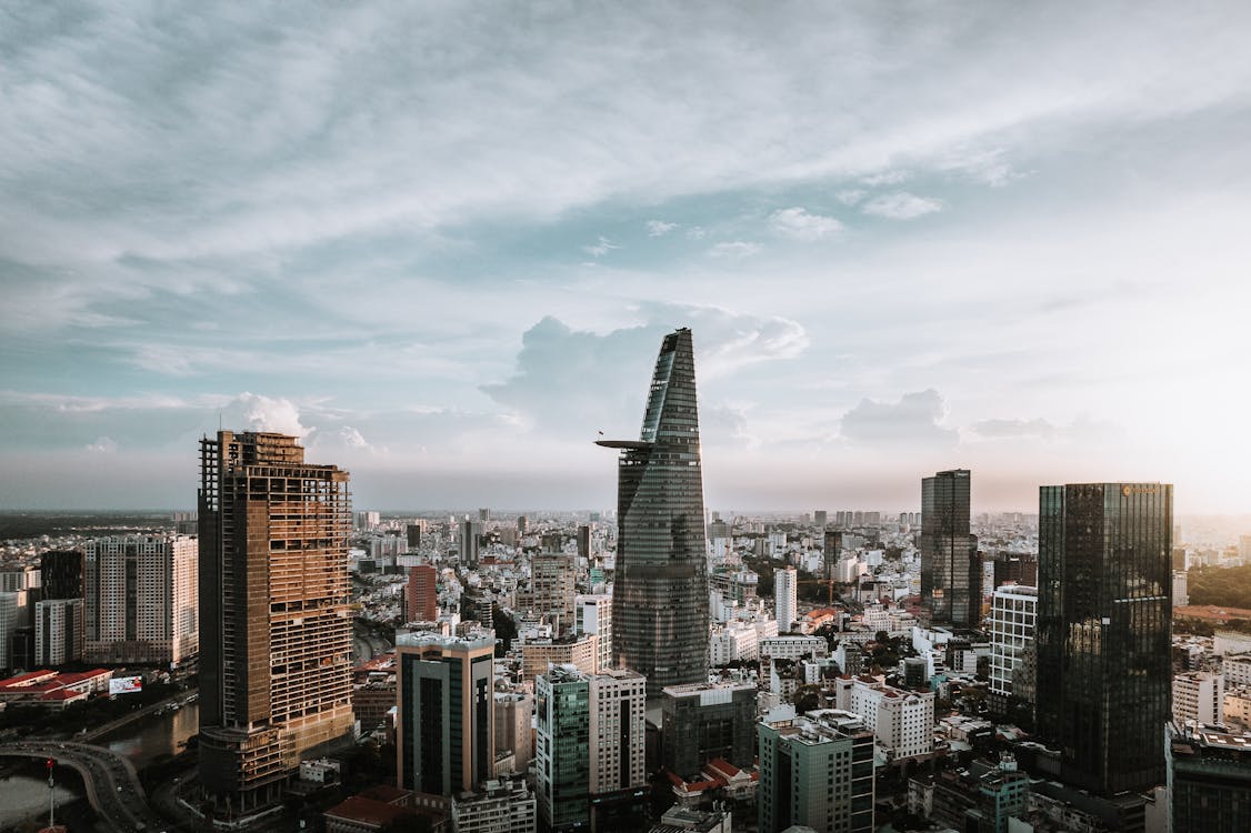 Biệt thự, nhà liền kề TP HCM: Giá cao, thanh khoản ì ạch nhưng nguồn cung vẫn gia tăng